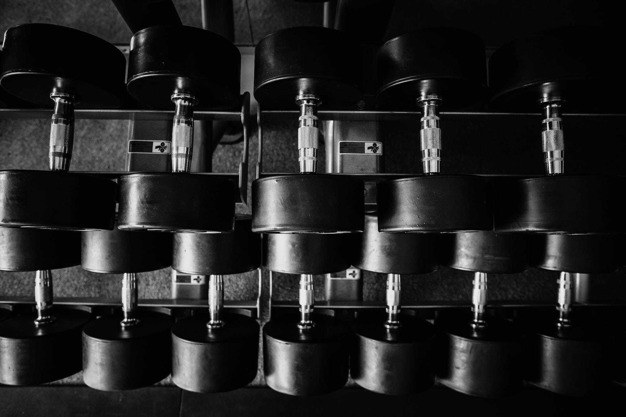many weights in gym monochrome